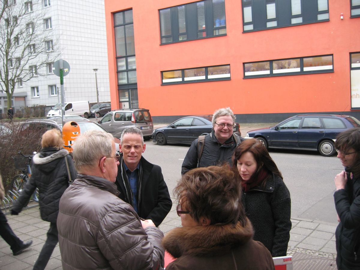 Clara West und Tino Schopf im Gespräch mit Anwohnern im Kiez